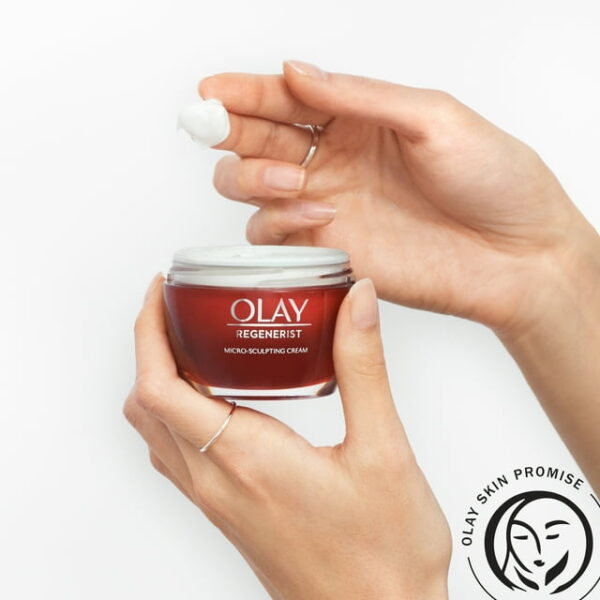 Olay Skincare Regenerist Micro-Sculpting Face Cream, Facial Moisturizer for All Wrinkles, 1.7 oz - Image 3